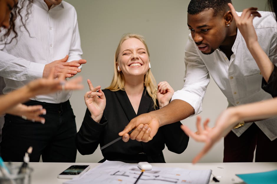 Ofiste beyin fırtınası yapan çeşitli ve mutlu bir ekip